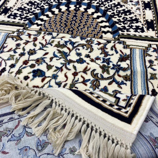 سجادة صلاه مستوحاة من تصميم السجاد في الروضة الشريفة في مسجد النبوي كريم
