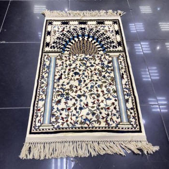 سجادة صلاه مستوحاة من تصميم السجاد في الروضة الشريفة في مسجد النبوي كريم