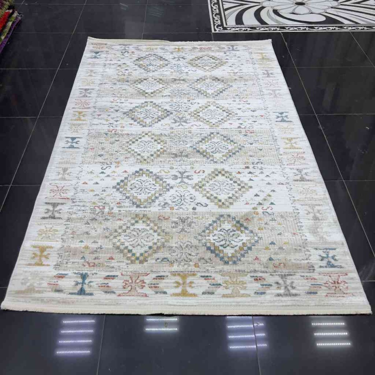 سجاد بوهيمي تركي فينتج B0024C لون ابيض بيج مقاس 150*230