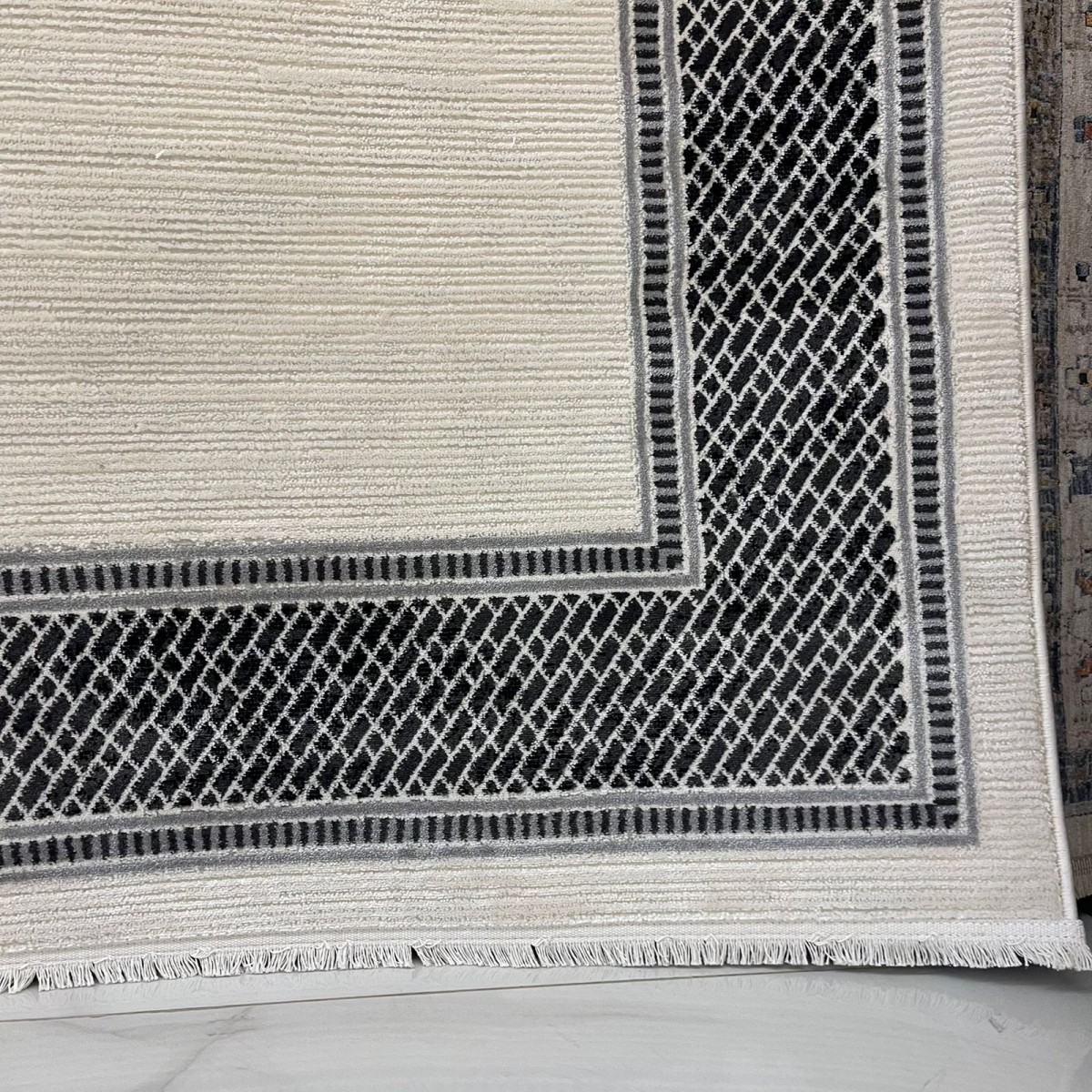 سجاد تركي اطار برواز فيكتوريا 41602A كريم اسود مقاس 150*220
