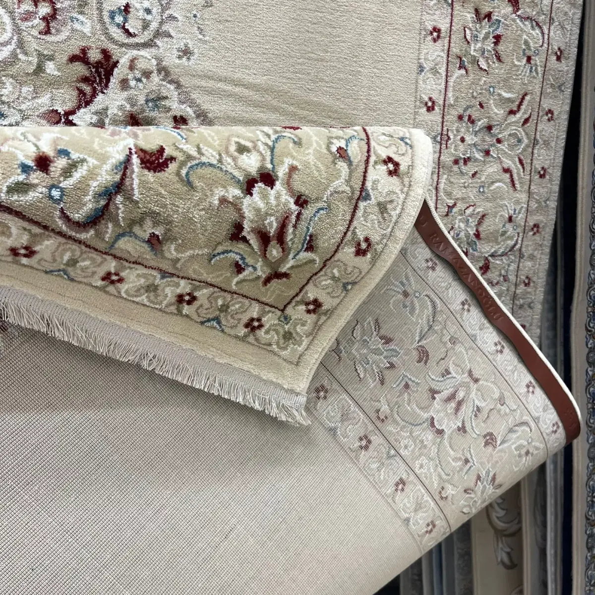 سجاد اصفهان تركي كلاسيك E506B كريم مقاس 200*300 - اصفهان سجاد تركي كلاسيك